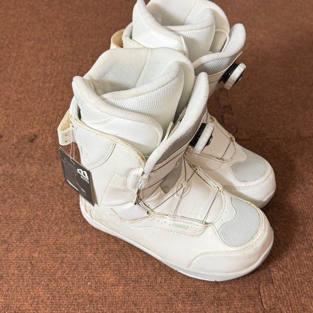 New Morrow Lotus Womens Snowboard Boots White Boa Lacing System Size 7 US 37 EUR